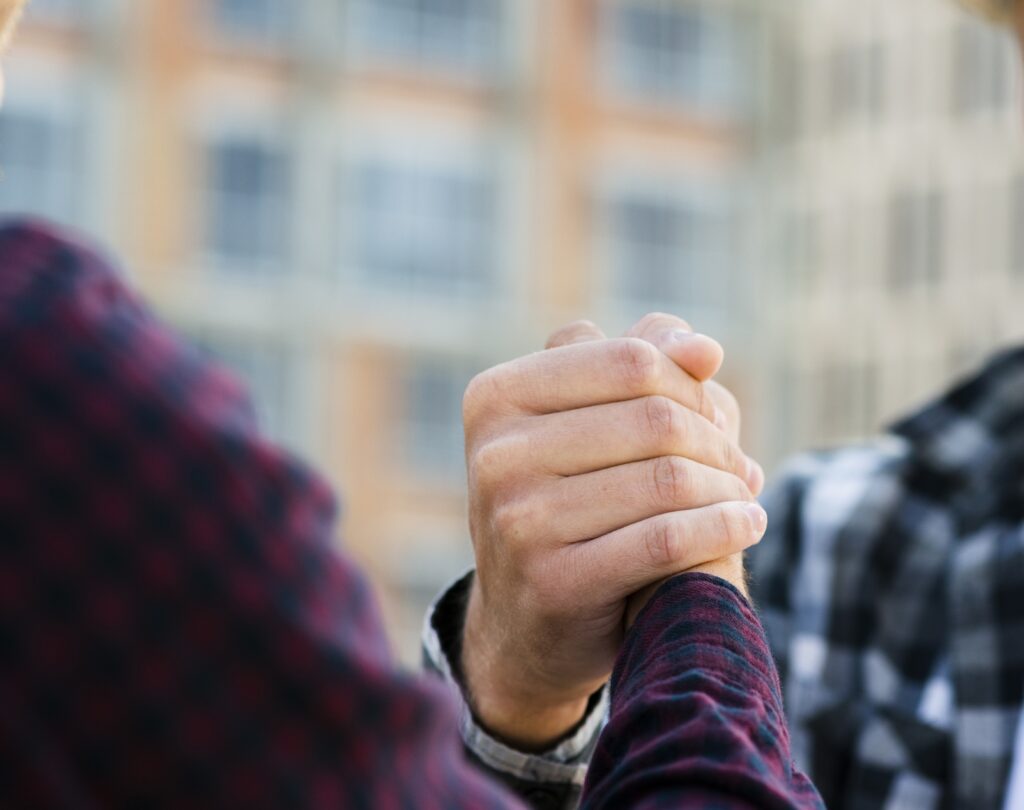zwei Personen schütteln sich die Hände